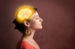 Chica joven que piensa con el ejemplo del cerebro que brilla intensamente fotografía de archivo Chica joven que piensa con el ejemplo del cerebro que brilla intensamente fotografía de archivo