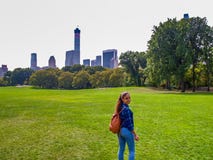 Chica joven que presenta en el prado en Central Park, NY, Nueva York de las ovejas imagenes de archivo Chica joven que presenta en el prado en Central Park, NY, Nueva York de las ovejas imagenes de archivo