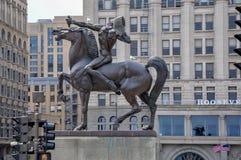 CHICAGO - 5 de maio de 2011 - o arqueiro, escultura de bronze do nativo americano no cavalo, estando na plaza do congresso fotografia de stock CHICAGO - 5 de maio de 2011 - o arqueiro, escultura de bronze do nativo americano no cavalo, estando na plaza do congresso fotografia de stock