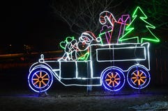 Chicago, de V 31 December 2016 Om door de lichtgevende vertoning bij Nieuwe Year’s-Vooravond in Lincoln Park Chicago te lopen Chicago, de V 31 December 2016 Om door de lichtgevende vertoning bij Nieuwe Year’s-Vooravond in Lincoln Park Chicago te lopen
