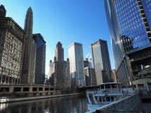 Chicago du centre sur la rivière Chicago photographie stock Chicago du centre sur la rivière Chicago photographie stock