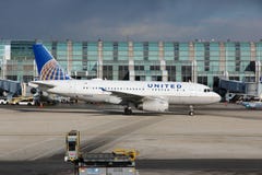CHICAGO FÖRENTA STATERNA - APRIL 15, 2014: United Airlines flygbuss A319 på nolla-’hareflygplats i Chicago Det var den 5th mest u royaltyfri foto CHICAGO FÖRENTA STATERNA - APRIL 15, 2014: United Airlines flygbuss A319 på nolla-’hareflygplats i Chicago Det var den 5th mest u royaltyfri foto