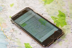 Chicago, IL, de V.S., februari-12.2017, Smartphone met een open Uber-kaartplaats op het scherm en een kaart voor redactie slechts royalty-vrije stock afbeeldingen Chicago, IL, de V.S., februari-12.2017, Smartphone met een open Uber-kaartplaats op het scherm en een kaart voor redactie slechts royalty-vrije stock afbeeldingen