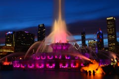 Chicago, Illinois - los E.E.U.U. - 2 de julio de 2016: Fuente de Buckingham en la noche con el horizonte de Chicago imagen de archivo Chicago, Illinois - los E.E.U.U. - 2 de julio de 2016: Fuente de Buckingham en la noche con el horizonte de Chicago imagen de archivo