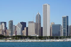 Chicago-Skyline mit vernünftiger Piazza stockfotografie Chicago-Skyline mit vernünftiger Piazza stockfotografie