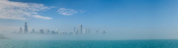 Chicago-Skylinepanorama mit Wolkenkratzern über Michiganseeesprit Stockfotos Chicago-Skylinepanorama mit Wolkenkratzern über Michiganseeesprit Stockfotos
