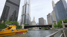 Chicago-Wolkenkratzer und Michigan-Alleen-Brücke vom Fluss stock video Chicago-Wolkenkratzer und Michigan-Alleen-Brücke vom Fluss stock video