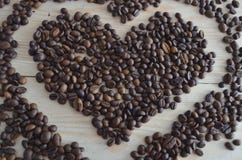 Chicchi di caff? su priorit? bassa di legno immagini stock Chicchi di caff? su priorit? bassa di legno immagini stock