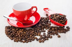 Chicchi di caffè arrostiti sparsi, fagioli in cucchiaio di plastica, Cu vuoto Fotografia Stock Chicchi di caffè arrostiti sparsi, fagioli in cucchiaio di plastica, Cu vuoto Fotografia Stock