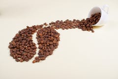 Chicchi di caffè che cadono dalla tazza bianca fotografie stock Chicchi di caffè che cadono dalla tazza bianca fotografie stock