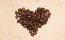 Chicchi di caffè rovesciati Caffè sotto forma di cuori fotografia stock Chicchi di caffè rovesciati Caffè sotto forma di cuori fotografia stock