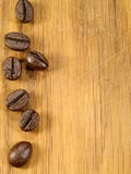 Chicchi di caffè sullo scrittorio di legno fotografie stock libere da diritti Chicchi di caffè sullo scrittorio di legno fotografie stock libere da diritti