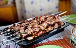 Chiche-kebab sur des brochettes aux oignons photographie stock libre de droits Chiche-kebab sur des brochettes aux oignons photographie stock libre de droits