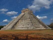 Chichen Itza, Mexiko; Am 16. April 2015: Die Leute, welche die alten Gebäude der Mayakultur besuchen, mögen die Pyramide, Jaguart lizenzfreie stockfotografie Chichen Itza, Mexiko; Am 16. April 2015: Die Leute, welche die alten Gebäude der Mayakultur besuchen, mögen die Pyramide, Jaguart lizenzfreie stockfotografie