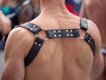 Chicote de fios de couro preto da sujeição de BDSM no tom para trás do homem branco na área aglomerada exterior imagens de stock royalty free Chicote de fios de couro preto da sujeição de BDSM no tom para trás do homem branco na área aglomerada exterior imagens de stock royalty free