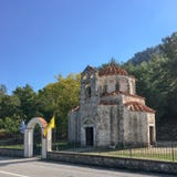 Chiesa antica nella strada per la cima della montagna, posto ortodosso da pregare fotografie stock Chiesa antica nella strada per la cima della montagna, posto ortodosso da pregare fotografie stock