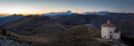 Chiesa del della Pietà di Santa Maria e massiccio della montagna del Gr fotografia stock libera da diritti Chiesa del della Pietà di Santa Maria e massiccio della montagna del Gr fotografia stock libera da diritti