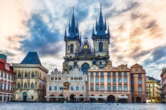 Chiesa della nostra signora prima di Tyn, quadrato di Città Vecchia di Praga fotografia stock Chiesa della nostra signora prima di Tyn, quadrato di Città Vecchia di Praga fotografia stock