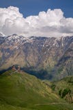 Chiesa di Gergeti Triity, Stepantsminda, Kazbegi, Georgia fotografia stock libera da diritti Chiesa di Gergeti Triity, Stepantsminda, Kazbegi, Georgia fotografia stock libera da diritti