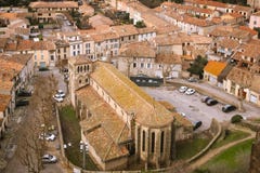 Chiesa di Gimer del san ed il villaggio moderno Carcassonne france Fotografia Stock Libera da Diritti Chiesa di Gimer del san ed il villaggio moderno Carcassonne france Fotografia Stock Libera da Diritti