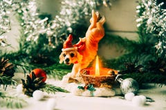 Chihuahua blanco y negro que se sienta en una manta rodeada por las miradas de los juguetes y de las decoraciones de la Navidad t imágenes de archivo libres de regalías Chihuahua blanco y negro que se sienta en una manta rodeada por las miradas de los juguetes y de las decoraciones de la Navidad t imágenes de archivo libres de regalías
