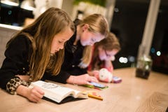 Childreen avec le livre et les ipads images stock Childreen avec le livre et les ipads images stock