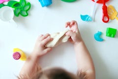 Childs wręcza mienie sztuki ciasto Pojęcie sensetive edukacja terapia dzieciaki i, odgórny widok zdjęcia stock Childs wręcza mienie sztuki ciasto Pojęcie sensetive edukacja terapia dzieciaki i, odgórny widok zdjęcia stock