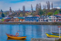 CHILOE,智利- 2018年9月, 27日:有些小船室外看法在chonchi港口在Chiloe海岛智利 库存图片 CHILOE,智利- 2018年9月, 27日:有些小船室外看法在chonchi港口在Chiloe海岛智利 库存图片