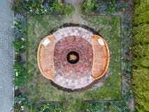 Chimenea acogedora en el jardín con dos bancos y un cuenco de fuego fotografía de archivo Chimenea acogedora en el jardín con dos bancos y un cuenco de fuego fotografía de archivo