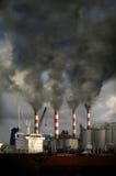Chimeneas que soplan la contaminación imagenes de archivo Chimeneas que soplan la contaminación imagenes de archivo