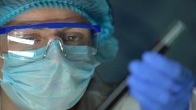 Chimico del laboratorio che controlla liquido nero in provetta, competenza dell'olio, controllo di qualità archivi video Chimico del laboratorio che controlla liquido nero in provetta, competenza dell'olio, controllo di qualità archivi video