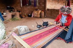 CHINCHERO, PERÚ 3 DE JUNIO DE 2013: La mujer nativa de Cusquena se vistió en trabajos coloridos tradicionales de la ropa sobre un fotos de archivo CHINCHERO, PERÚ 3 DE JUNIO DE 2013: La mujer nativa de Cusquena se vistió en trabajos coloridos tradicionales de la ropa sobre un fotos de archivo