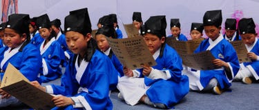 Chinees schoolkind die volkskleren dragen die oud stijlproza bestuderen royalty-vrije stock foto Chinees schoolkind die volkskleren dragen die oud stijlproza bestuderen royalty-vrije stock foto