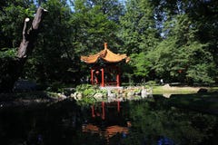 Chinese stijl summerhouse dichtbij vijver royalty-vrije stock foto Chinese stijl summerhouse dichtbij vijver royalty-vrije stock foto