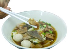 Chinesische Rindfleischnudeln mit klare Brühe gedämpftem Rindfleisch und Fleischklöschen stockbilder Chinesische Rindfleischnudeln mit klare Brühe gedämpftem Rindfleisch und Fleischklöschen stockbilder