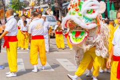 Chinesischer Löwetanz an Straße Yaowarat oder Bangkoks Chinatown während des chinesischen vegetarischen Festivals lizenzfreie stockbilder Chinesischer Löwetanz an Straße Yaowarat oder Bangkoks Chinatown während des chinesischen vegetarischen Festivals lizenzfreie stockbilder