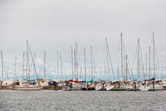 Chioggia, 26 Italië-Augustus, 2018: Provincie van Venetië Jacht en Bootparkeren stock fotografie Chioggia, 26 Italië-Augustus, 2018: Provincie van Venetië Jacht en Bootparkeren stock fotografie