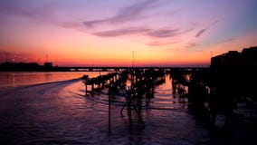 意大利威尼斯基奥加:夜景。海湾与透镜的蛤蜊繁殖储蓄英尺长度