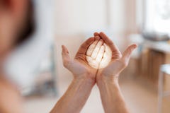 Chirurgdoktor mit optischen Gläsern mit dem Licht, das für Chirurgie sich vorbereitet Moderne Medizin lizenzfreie stockfotos Chirurgdoktor mit optischen Gläsern mit dem Licht, das für Chirurgie sich vorbereitet Moderne Medizin lizenzfreie stockfotos