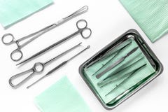 Chirurgische Instrumente und Werkzeuge einschließlich Skalpelle, Zangen und Pinzette auf weißer Tischplatteansicht lizenzfreies stockbild Chirurgische Instrumente und Werkzeuge einschließlich Skalpelle, Zangen und Pinzette auf weißer Tischplatteansicht lizenzfreies stockbild