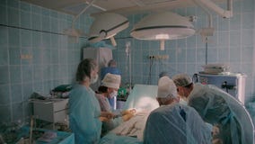 Chirurgo plastico che indossa abbigliamento chirurgico che esegue mammoplastica di aumento archivi video Chirurgo plastico che indossa abbigliamento chirurgico che esegue mammoplastica di aumento archivi video