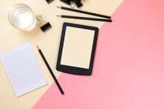 Chiuda su del desktop creativo dell'ufficio con i rifornimenti vuoti della compressa ed altri oggetti con lo spazio della copia D fotografie stock Chiuda su del desktop creativo dell'ufficio con i rifornimenti vuoti della compressa ed altri oggetti con lo spazio della copia D fotografie stock