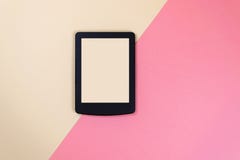 Chiuda su del desktop creativo dell'ufficio con i rifornimenti vuoti della compressa ed altri oggetti con lo spazio della copia D fotografia stock Chiuda su del desktop creativo dell'ufficio con i rifornimenti vuoti della compressa ed altri oggetti con lo spazio della copia D fotografia stock