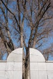 Chiuda su del memoriale di Umschlagplatz con l'albero dietro, punto della raccolta per gli ebrei dal ghetto di Varsavia immagine stock libera da diritti Chiuda su del memoriale di Umschlagplatz con l'albero dietro, punto della raccolta per gli ebrei dal ghetto di Varsavia immagine stock libera da diritti