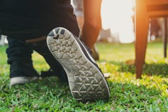 Chiuda su dell'uomo che scarpe da corsa d'uso in parco prima della t pronta fotografia stock libera da diritti Chiuda su dell'uomo che scarpe da corsa d'uso in parco prima della t pronta fotografia stock libera da diritti