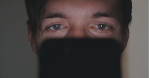 Chiuda su dell'uomo che usando Smartphone Giovane con il computer della compressa Un uomo alla notte sulle reti sociali facendo u video d archivio Chiuda su dell'uomo che usando Smartphone Giovane con il computer della compressa Un uomo alla notte sulle reti sociali facendo u video d archivio