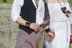 Chiuda su delle coppie di nozze di boho L'uomo tiene una spighetta Fotografia Stock Libera da Diritti Chiuda su delle coppie di nozze di boho L'uomo tiene una spighetta Fotografia Stock Libera da Diritti