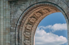 Chiuda su delle iscrizioni sull'arco de Triumph, Bucarest immagine stock Chiuda su delle iscrizioni sull'arco de Triumph, Bucarest immagine stock