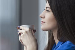 Chiuda su di bella donna con la tazza di caffè fotografie stock libere da diritti Chiuda su di bella donna con la tazza di caffè fotografie stock libere da diritti