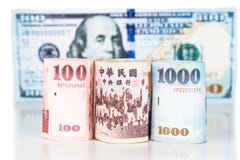 Chiuda su di nuova nota di valuta di Taiwan contro il dollaro americano Immagine Stock Libera da Diritti Chiuda su di nuova nota di valuta di Taiwan contro il dollaro americano Immagine Stock Libera da Diritti
